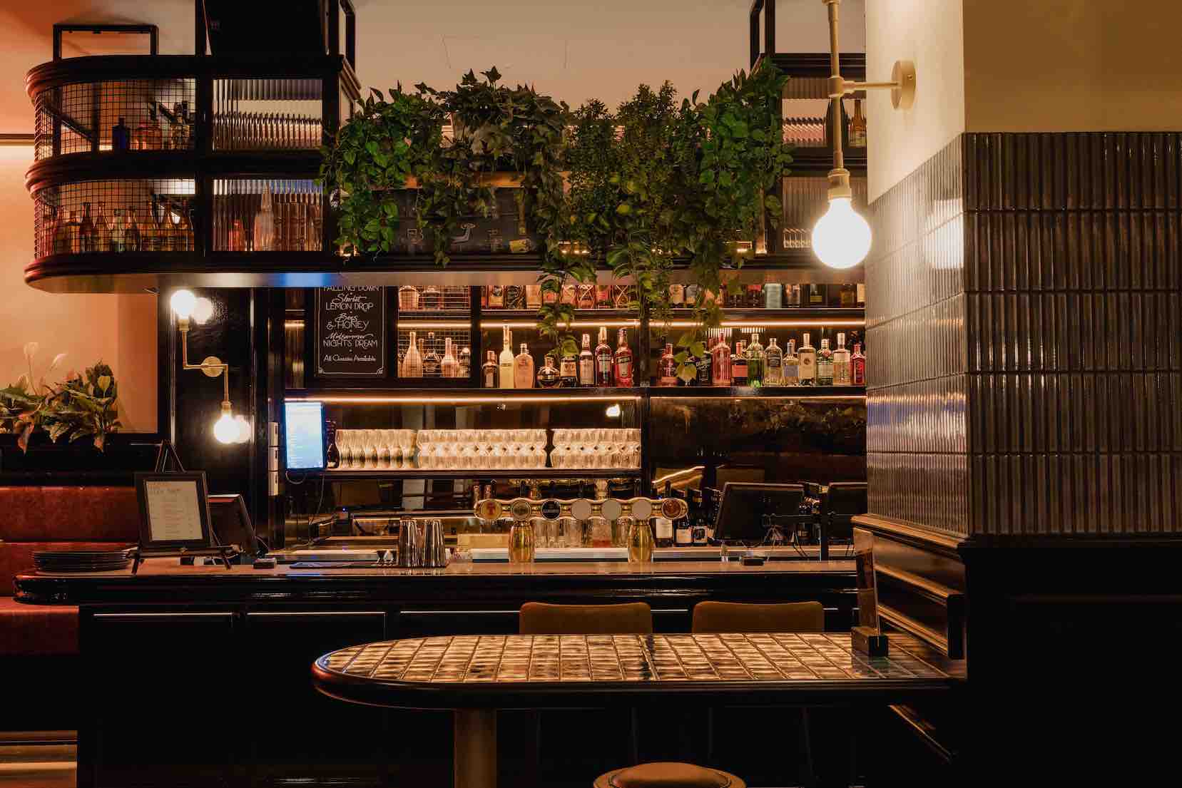 London Themed Bar Counter in The Fox